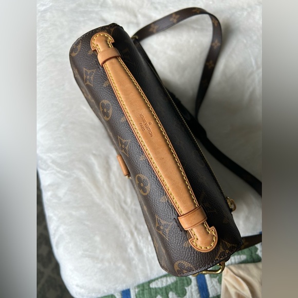 Louis Vuitton Pochette Metis Monogram Satchel Bag - Picture 9 of 16